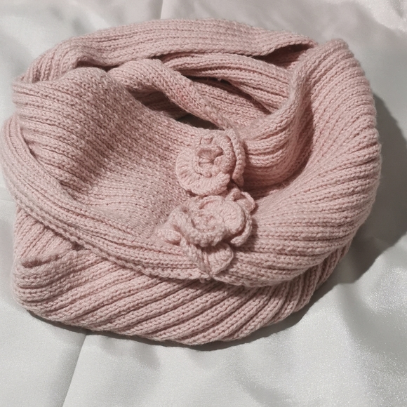 New Handmade infinity scarf and hat set. - Picture 7 of 10